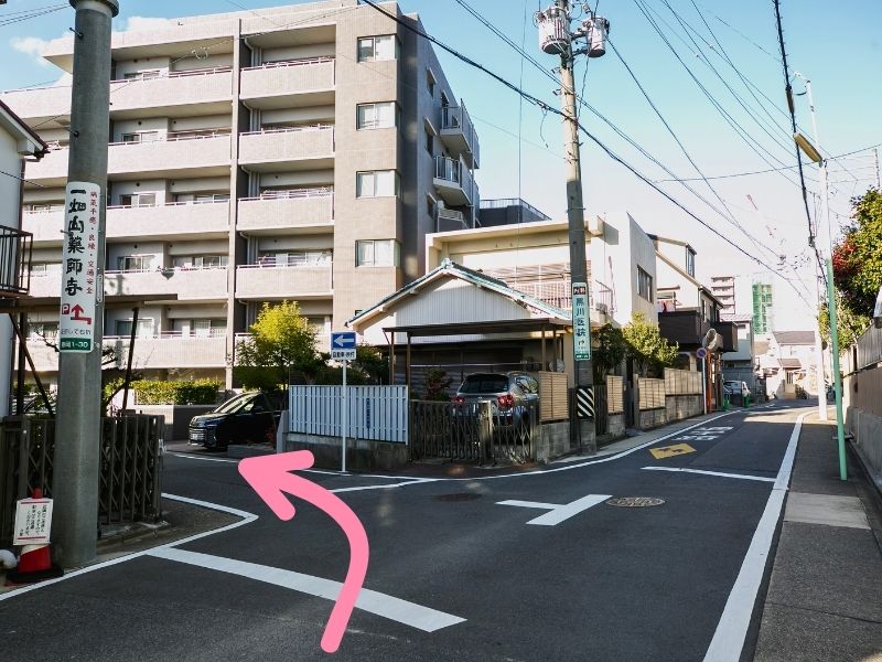 曲がる